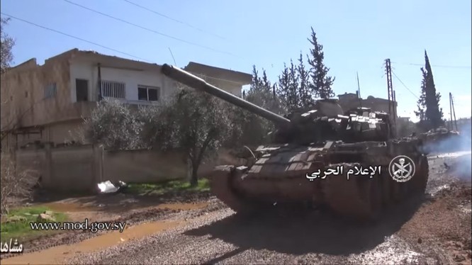 Xe tăng quân đội Syria trên chiến trường thành phố Daraa