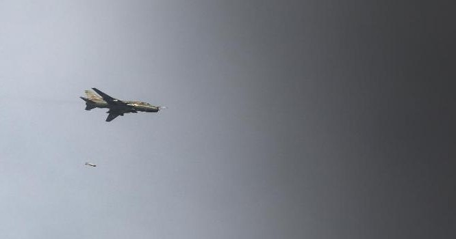 Máy bay chiến đấu không quân Syria ném bom phiến quân