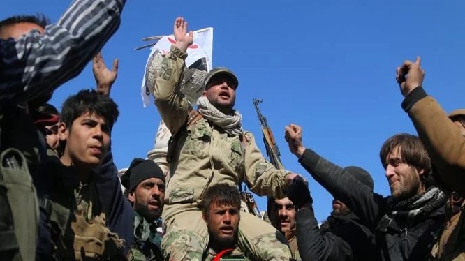 Các tay súng phiến quân FSA ăn mừng thắng lợi