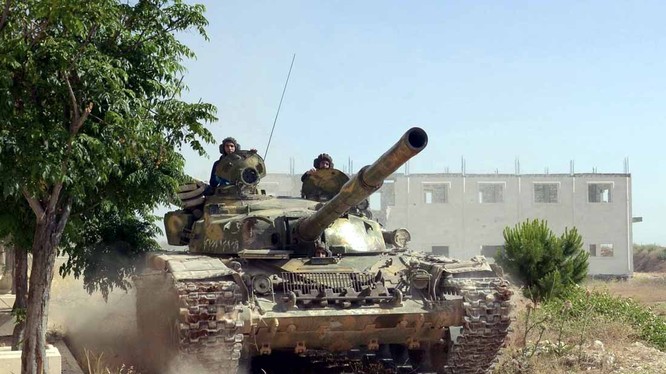 Xe tăng quân đội Syria tiến công ở Aleppo