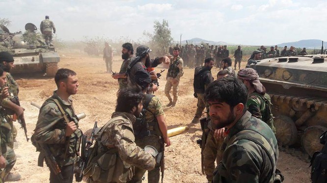 Một nhóm binh sĩ Syria chuẩn bị tấn công