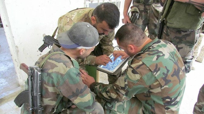 Binh sĩ quân đội Syria chiến đấu trên chiến trường Al-Qaboun, sử dụng máy tính bảng để tổ chức tấn công