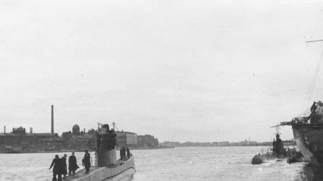 Tàu ngầm S-406 Hải quân Liên Xô trong quân cảnh thành phố Leningrad