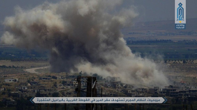 Máy bay trực thăng quân đội Syria ném bom dữ dội làng Mughr al-Meer