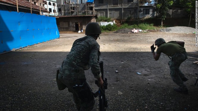 Binh sĩ quân đội Philippine giao chiến với IS trong thành phố Marawi