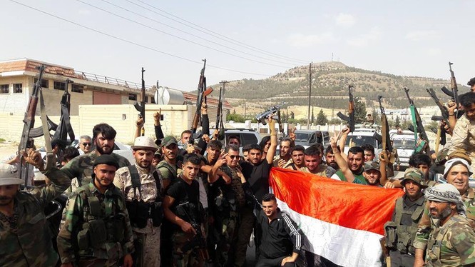 Lực lượng vũ trang địa phương NDF và quân tình nguyện ăn mừng chiến thắng mở thông tuyến đường Ithriyah - Resafa