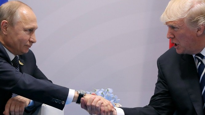 Cái bắt tay chặt cứng của tổng thống Mỹ Donald Trump với tổng thống Nga Vladimir Putin