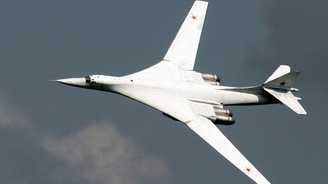 Máy bay ném bom chiến lược siêu thanh Tu-160 Thiên nga trắng