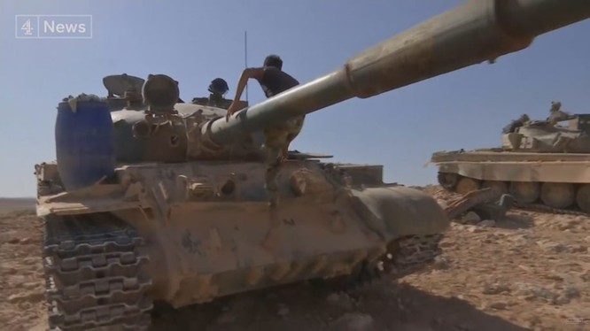 Xe tăng quân đội Syria trên chiến trường Palmyra, trước cuộc tấn công vào mỏ khí gas al-Hayl