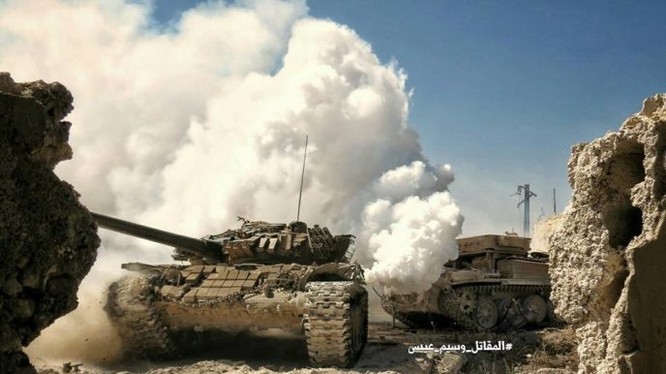 Xe tăng quân đội Syria trên chiến trường thị trấn Ayn Tarma
