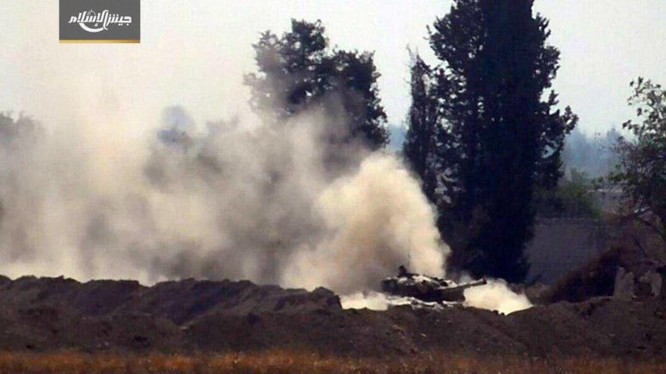Một chiếc xe tăng của quân đội Syria đang tiến công trên khu vực Đông Ghouta