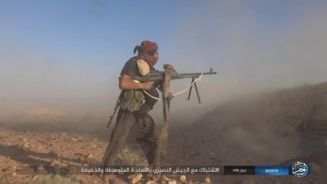 Một tay súng IS đang tham gia cuộc tấn công vào vị trí của quân đội Syria ở Resafa