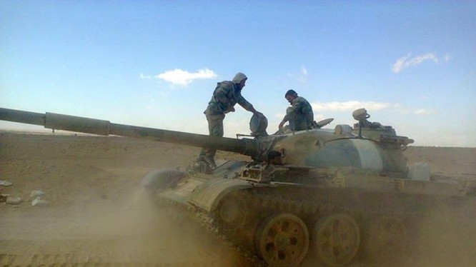 Tăng thiết giáp lực lượng Tiger tiến công về hướng thành phố Raqqa
