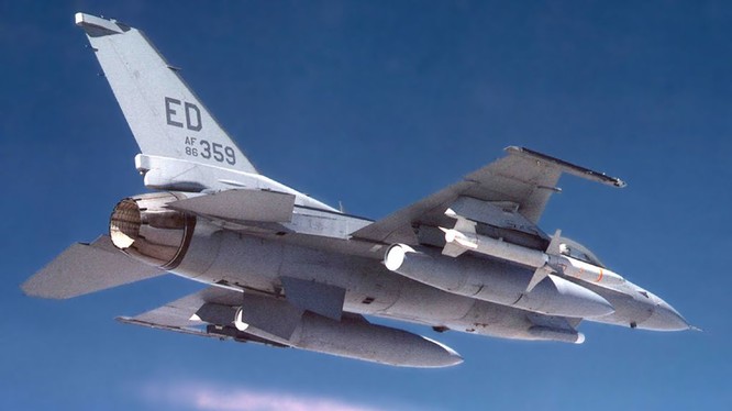 Tên lửa AGM-88 HARM trên máy bay F-16 không quân Mỹ
