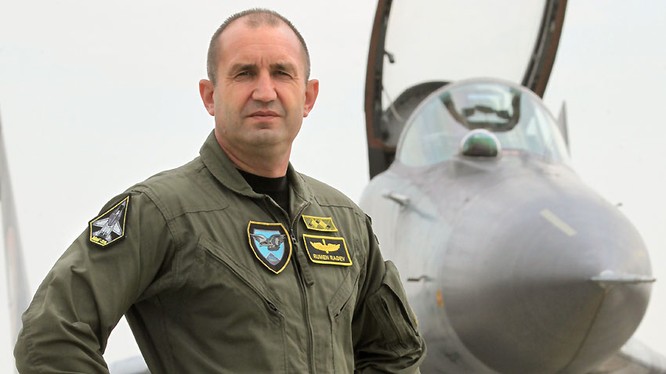 Thiếu tướng dự bị, tổng thống Bulgaria Rumen Radev bên chiếc MiG -29