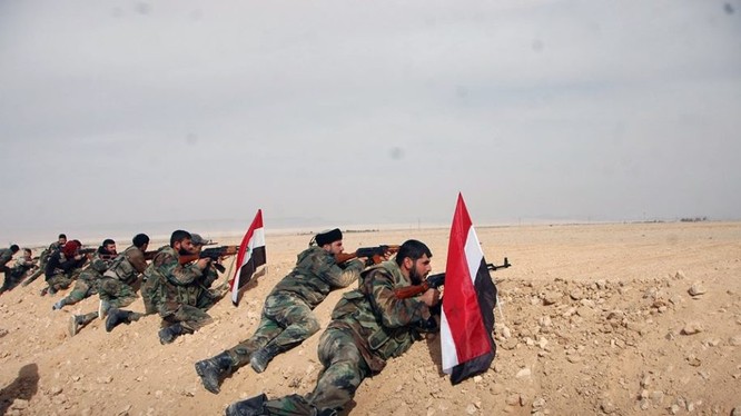 Quân đội Syria tiến công trên chiến trường thị trấn Al-Sukhnah - Ảnh Masdar News