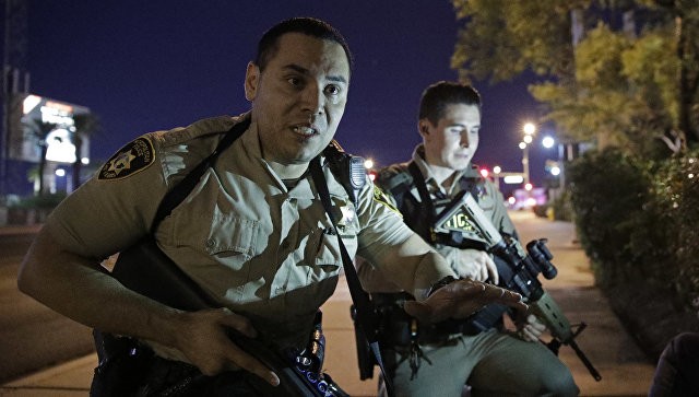 Cảnh sát Las Vegas phong tỏa khu vực xảy ra thảm họa - ảnh Reyhrer