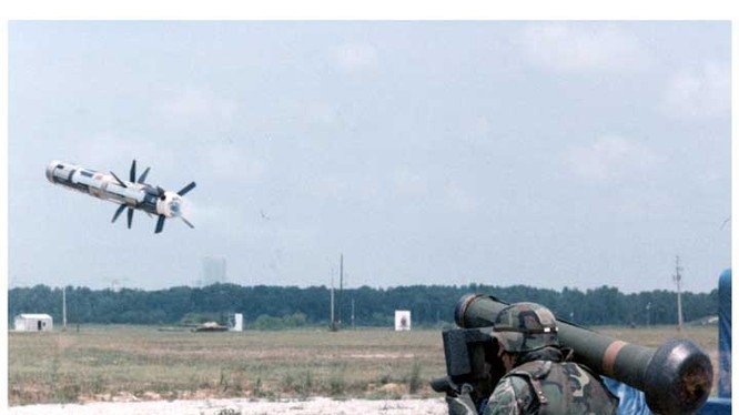 FGM-148 Javelin là tổ hợp tên lửa chống tăng mang vác do Raytheon và Lockheed Martin hợp tác thiết kế, sản xuất.