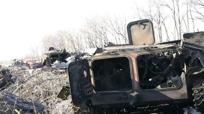 Ảnh video, xe thiết giáp quân đội Ukraina bị hủy trên chiến trường Debaltsevo - ảnh Rusvesna