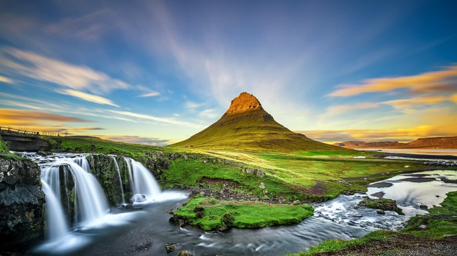 Ngon Kirkjufell có độ cao 1519 ft ( 463m) so với mặt nước biển, có lẽ đây là ngọn núi được chụp ảnh nhiều nhất ở Ai-Len (IceLand). Bức ảnh trên là một trong những bức ảnh đẹp chụp ngon núi này