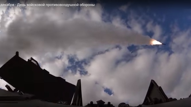 Tổ hợp phòng không chiến trường Tor - M2 phóng tên lửa - ảnh Bộ quốc phòng Nga