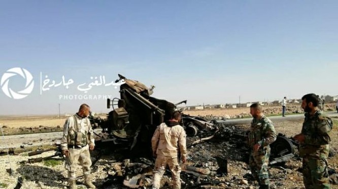 Một xe cơ giới gắn súng máy của IS bị phá hủy trên chiến trường Hama