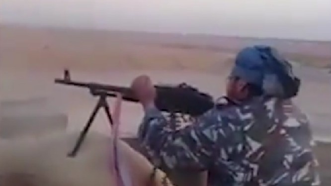 Một tay súng thánh chiến thuộc bộ lạc Euphrates đang thực hiện bắng súng máy PKMS trong lực lượng DMC Ảnh minh họa video