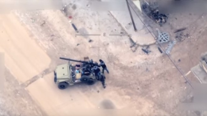 Nhóm chiến binh, được cho là dân quân người Kurd sử dụng pháo không giật trên xe Jeep - ảnh minh họa video