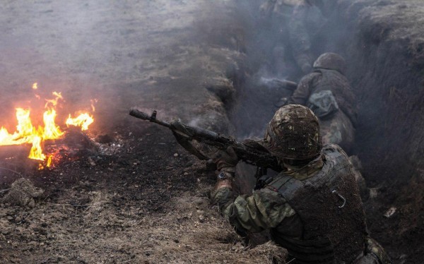 Binh sĩ lực lượng dân quân Donesk chiến đấu chống lực lượng ATO Ukraine - ảnh minh họa Politpuzzle