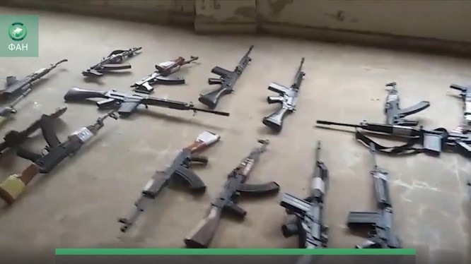 Nhóm phiến quân "nổi dậy" giao nộp vũ khí cho quân đội Syria - ảnh minh họa video