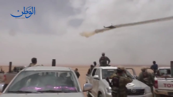Trực thăng Ng yểm trợ cuộc tấn công của quân đội Syria trên sa mạc - ảnh minh họa video