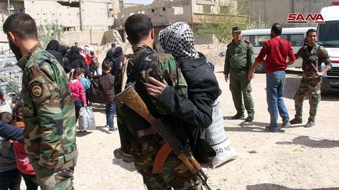 Binh sĩ Syria hỗ trợ người dân di tản từ Đông Ghouta đến Idlib