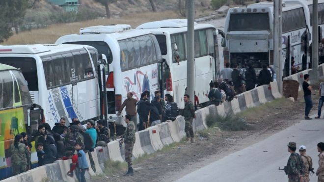 Đoàn xe di tản từ Đông Ghouta về Idlib - ảnh BBC