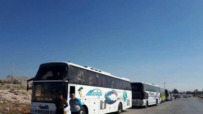 Đoàn xe vận chuyển các tay súng cực đoan di tản về hướng bắc Aleppo