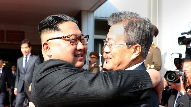 Cái ôm lịch sử giữa 2 nhà lãnh đạo bns đảo Triều Tiên. Ảnh Global News