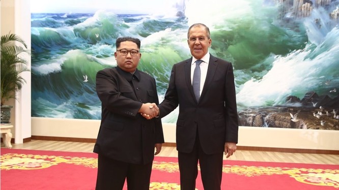 Ngoại trưởng Lavrov gặp và chào xã giao nhà lãnh đạo nước Cộng hòa Nhân dân Triều Tiên, ông Kim Jong-un. Ảnh minh họa RT