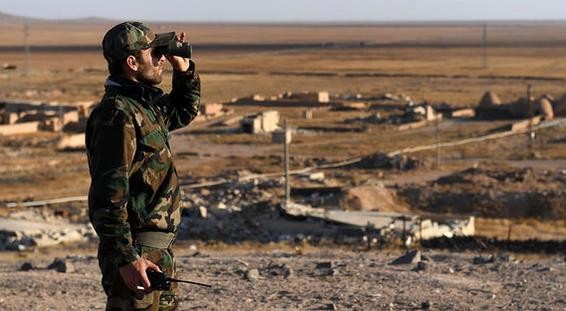 Sĩ quan thuộc sư đoàn Tiger quan sát tình hình khu dân cư ở Daraa. Anh Muraselon