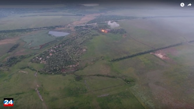 Quân đội Donesk pháo kích tiêu diệt các hỏa điểm của binh sĩ Ukraina. Ảnh minh họa video