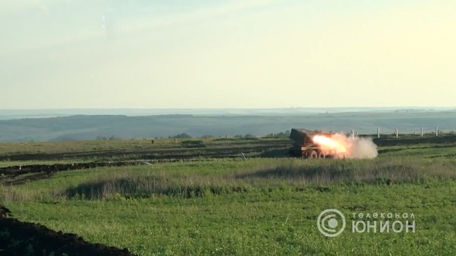 Pháo phản lực "Cheburashka" MLRS bắn thử nghiệm trên thao trường Donesk. Ảnh video