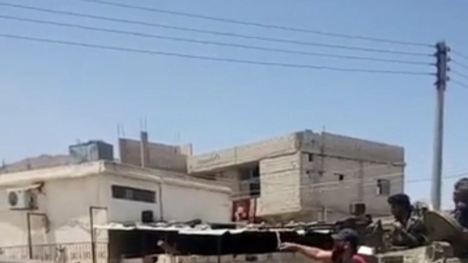 Xe tăng quân đội Syria tấn công thị trấn Harrah. Ảnh minh họa South Front