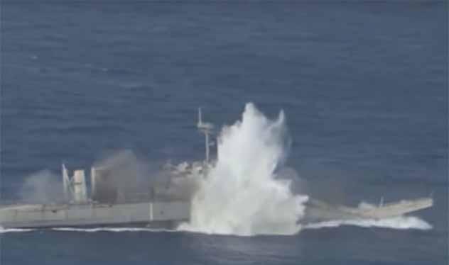 Tàu đổ bộ mục tiêu bị trúng ngư lôi Mk 48 của Mỹ. Ảnh video RIMPAC 2018