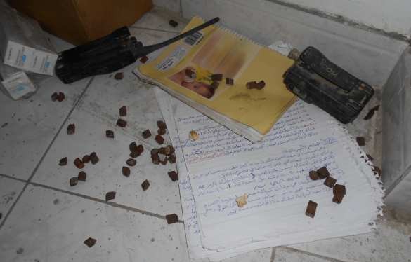 Hướng dẫn chế tạo bom, vũ khí nổ tự chế và áo vét tự sát của HTS trong trạm của Liên Hiệp Quốc. Ảnh Rusvesna