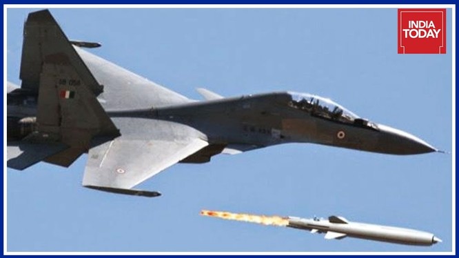 Máy bay tiêm kích Su-30 MKI phóng tên lửa hành trình siêu âm BrahMos. Ảnh minh họa RIA. Novosti