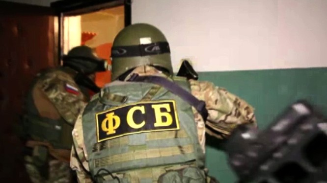 Lực lượng an ninh FSB khám xét căn hộ, nơi phần từ Hồi giáo cực đoan Magomedov thuộc tổ chức IS cư trú. Ảnh minh họa TASS.