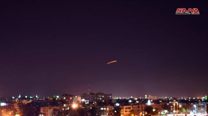 Lực lượng phòng không Syria đánh trả cuộc tập kích đường không của Israel. Ảnh minh họa Masdar News