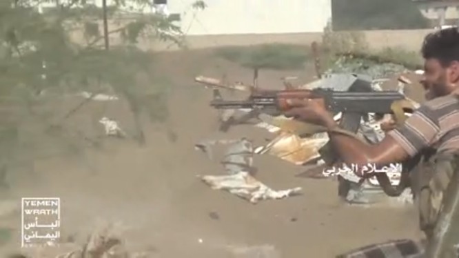 Chiến binh Houthi chiến đấu đánh trả liên minh quân sự Ả rập ở Yemen. ảnh video truyền thông Houthi