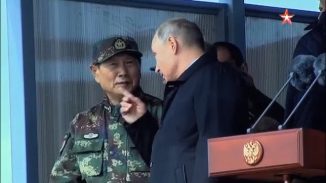 Tổng thống Nga Vladimir Putin và Bộ trường quốc phòng Trung Quốc tham gia cuộc diễn tập. Ảnh minh họa video
