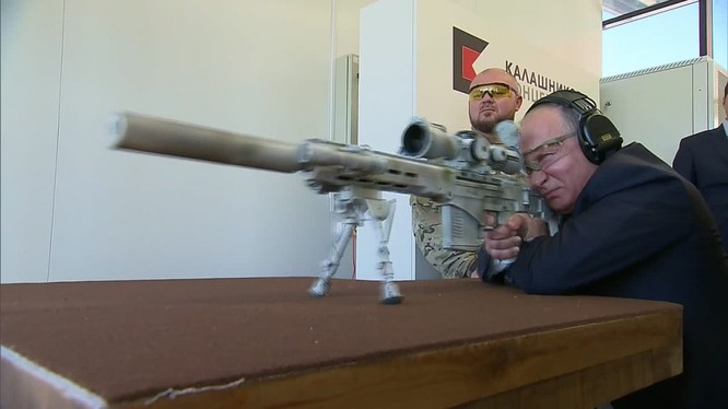 Tổng thống Nga Vladimir Putin thử nghiệm súng trường bắn tỉa SVCh - 308