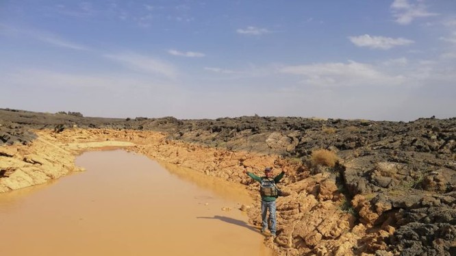 Binh sĩ Syria trong khu vực hồ nước trên hoang mạc Al-Safa, Sweida