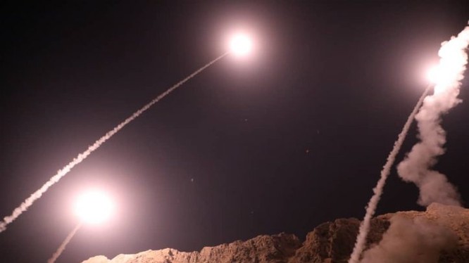 Lực lượng IRGC tấn công tên lửa đạn đạo vào căn cứ địa của IS ở Deir Ezzor. Ảnh minh họa video Ruptly
